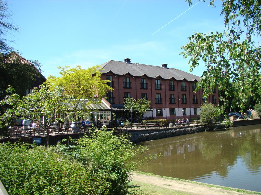 The Bridge Hotel Chertsey Kültér fotó