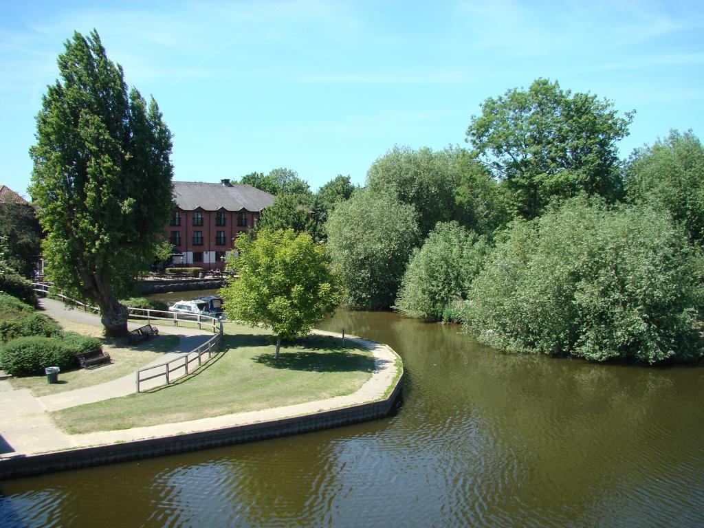 The Bridge Hotel Chertsey Kültér fotó